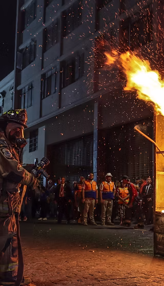 Bomberos peruanos en acción durante una emergencia, versión optimizada para dispositivos móviles