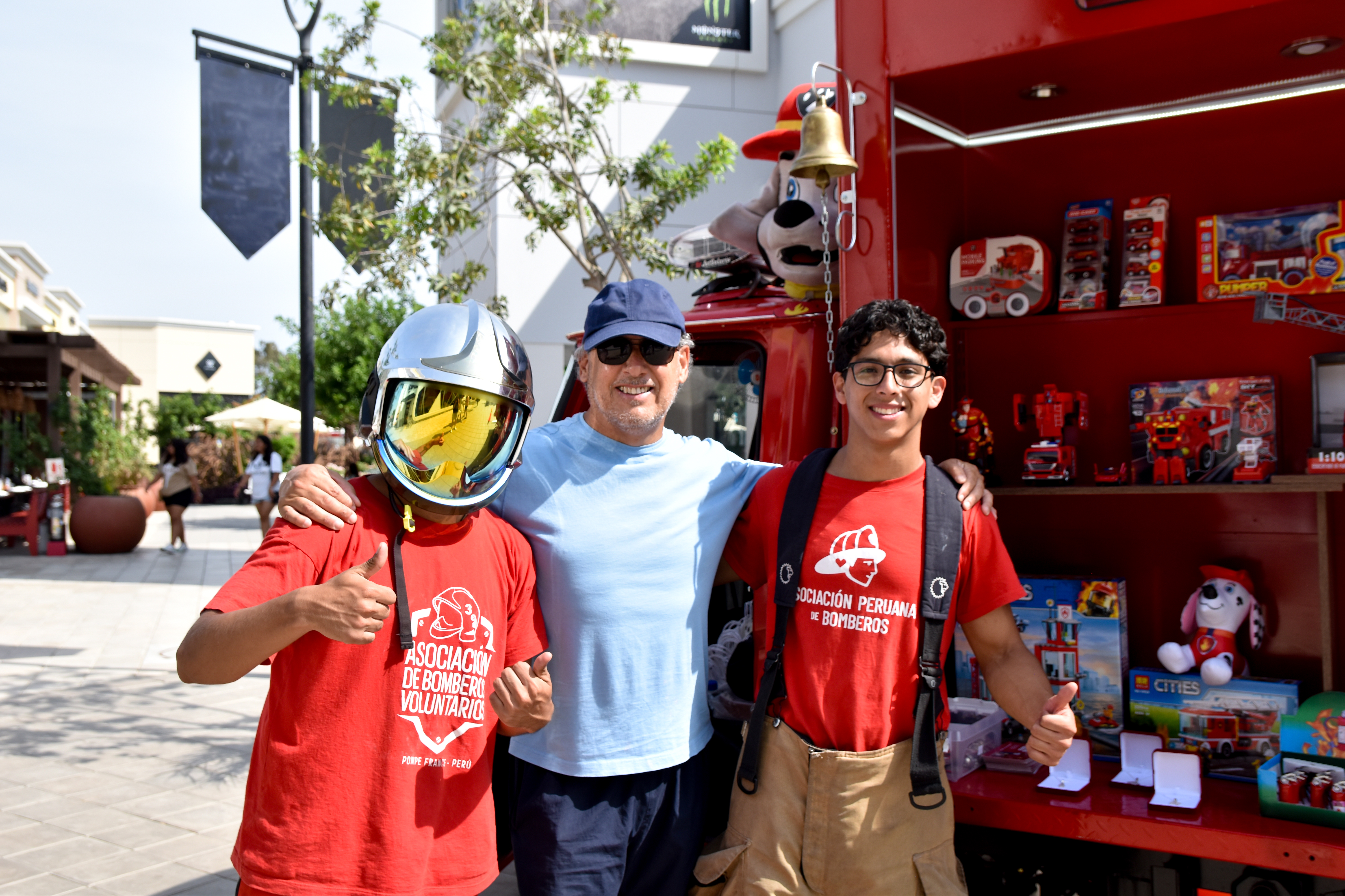 Bomberos voluntarios peruanos recibiendo apoyo y capacitación de la Asociación