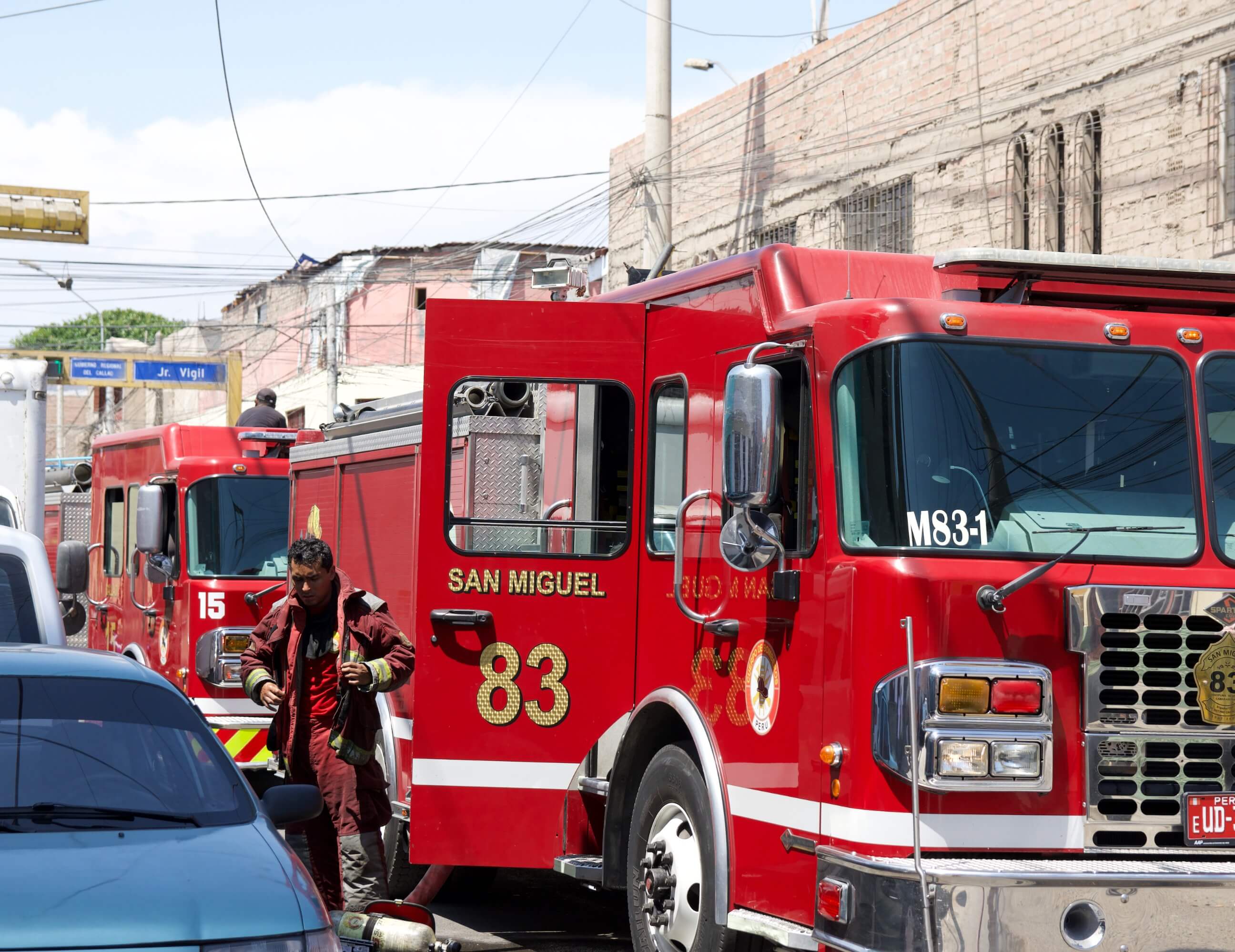 Equipo de bomberos de la Asociación Peruana respondiendo a una emergencia urbana