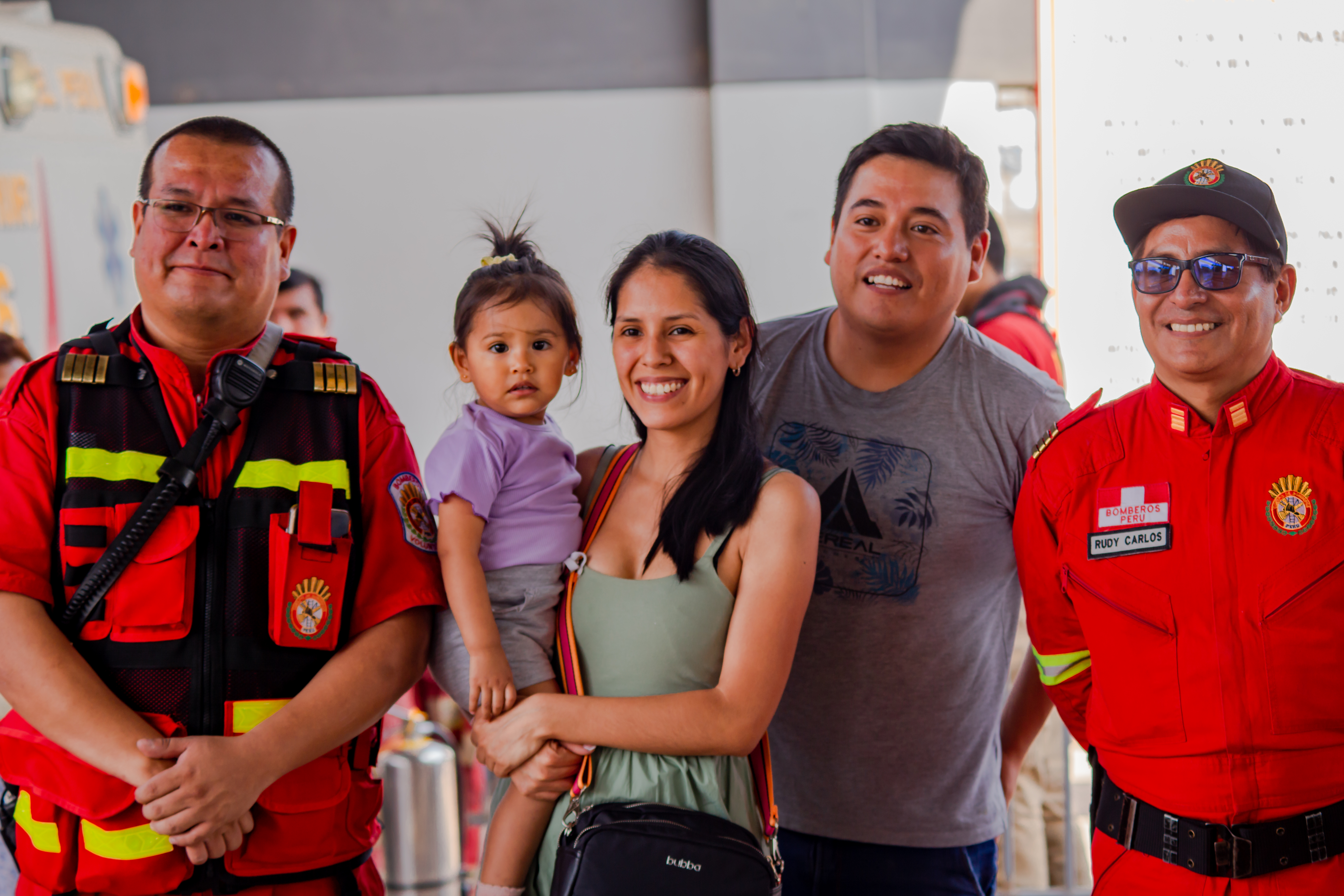 Bomberos de la Asociación Peruana trabajando en equipo durante una operación de emergencia