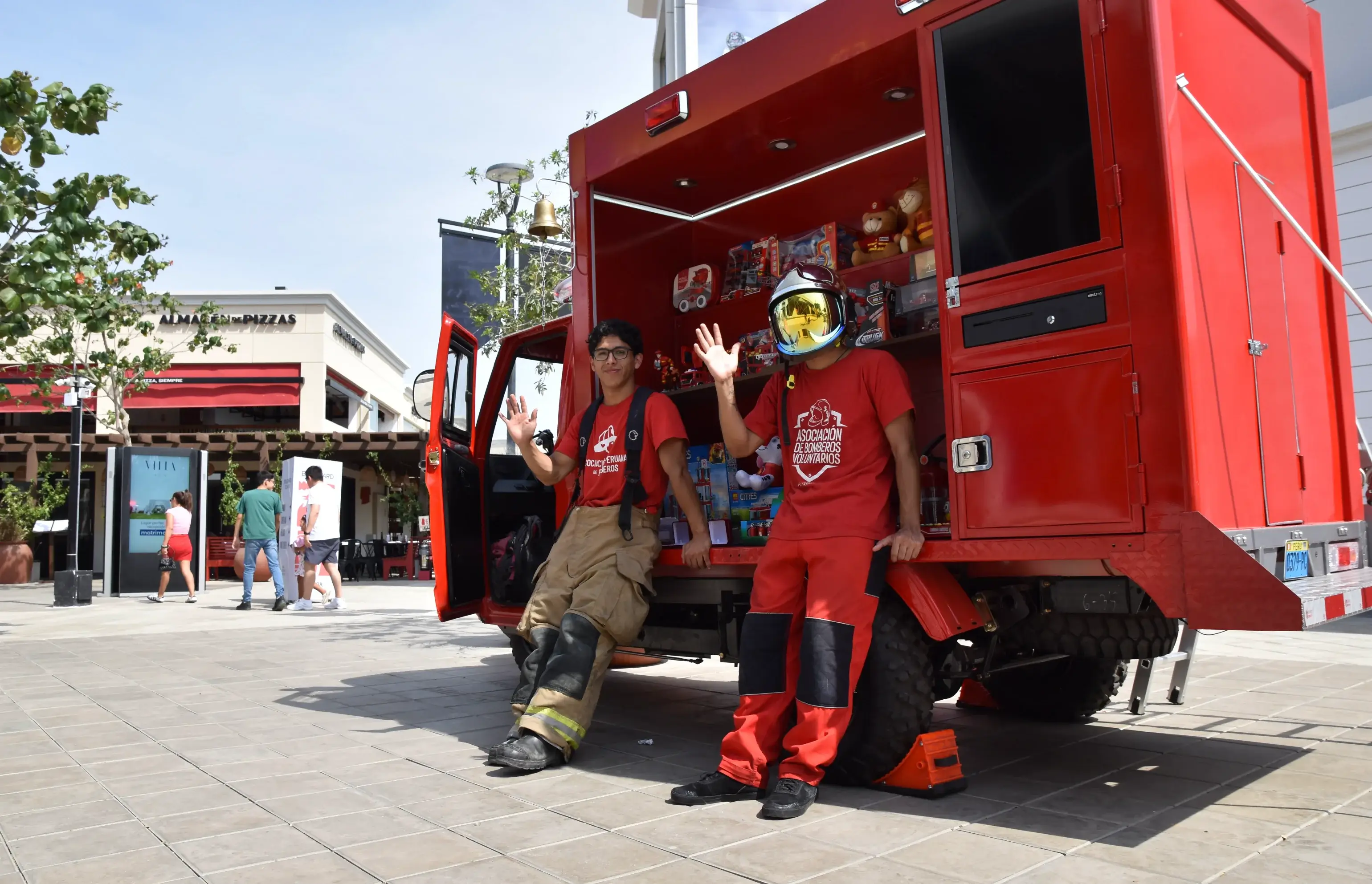 Camión de bomberos de la Asociación Peruana de Bomberos en acción